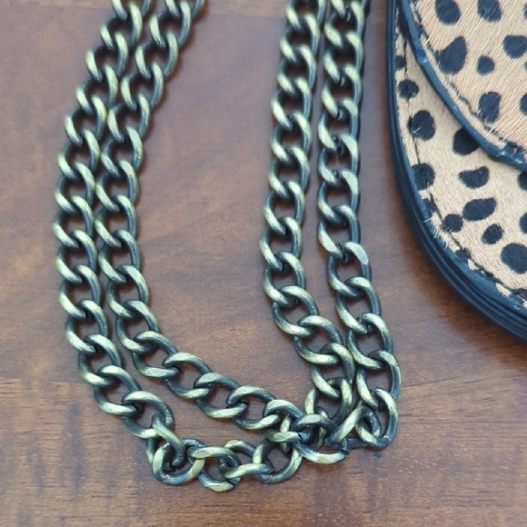 Leopard Print Crossbody Bag with Chain Strap - Picture 3 of 10